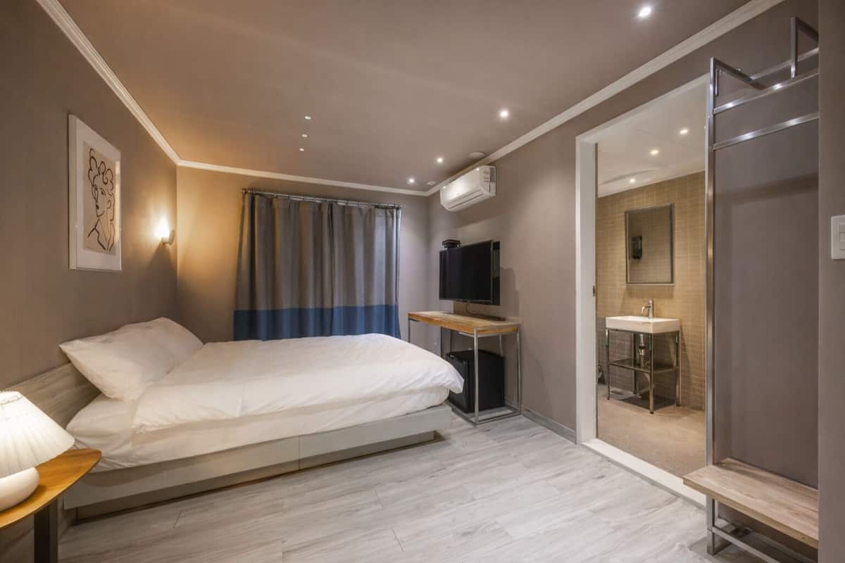 Deluxe Room(Bathtub, Lounge Furniture included) | Ropa de cama de alta calidad y edredones de plumas