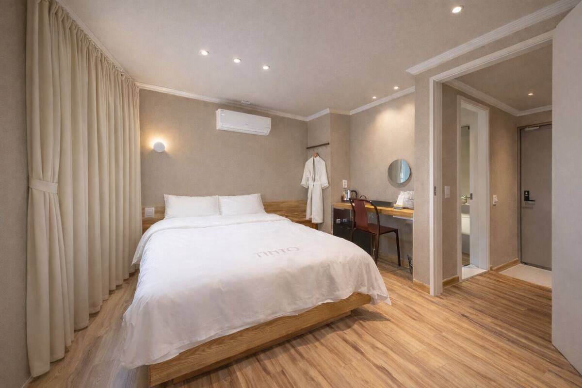 Kamar Double Standar, 1 Tempat Tidur Double | Seprai premium, selimut bulu angsa, dan bantalan ekstra lembut