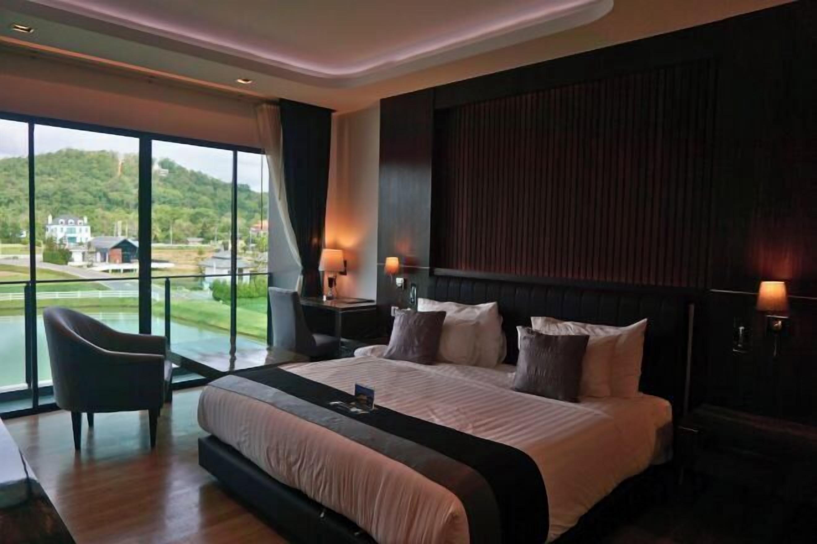 Caja de seguridad en la habitación, escritorio y cortinas blackout 