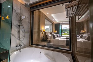Deluxe Room, 1 King Bed | Bathroom