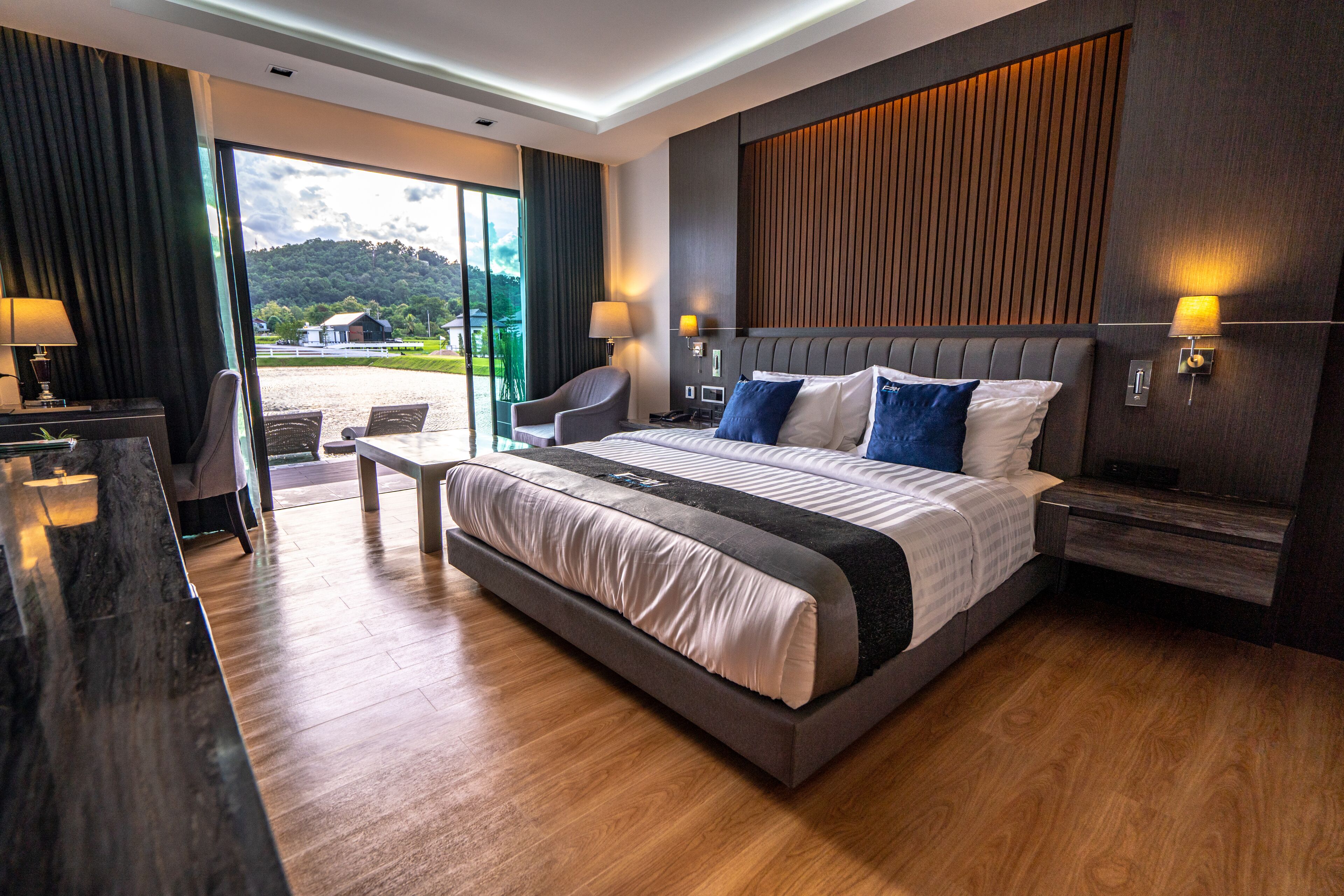 ตู้นิรภัยในห้องพัก, โต๊ะทำงาน, ผ้าม่านกันแสง, เตารีด/โต๊ะรีดผ้า