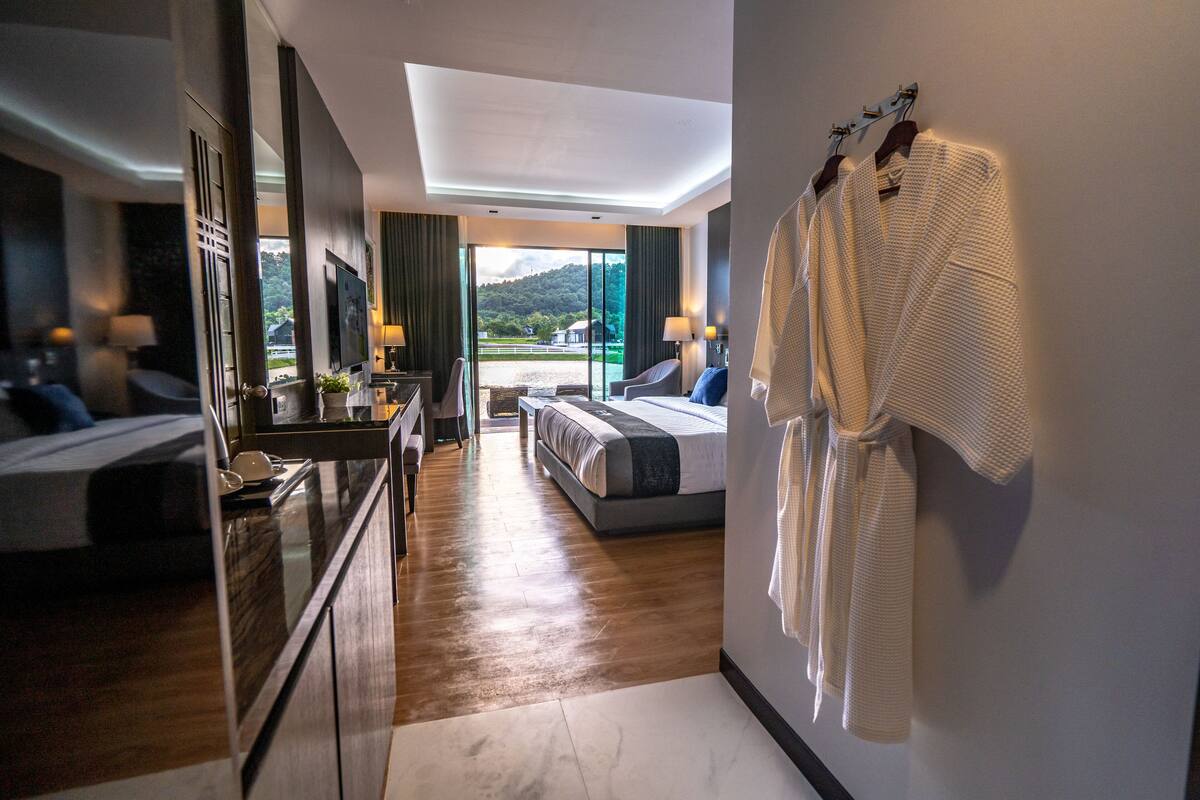 Habitación superior, 1 cama de matrimonio grande | Caja fuerte, escritorio, cortinas opacas y tabla de planchar con plancha