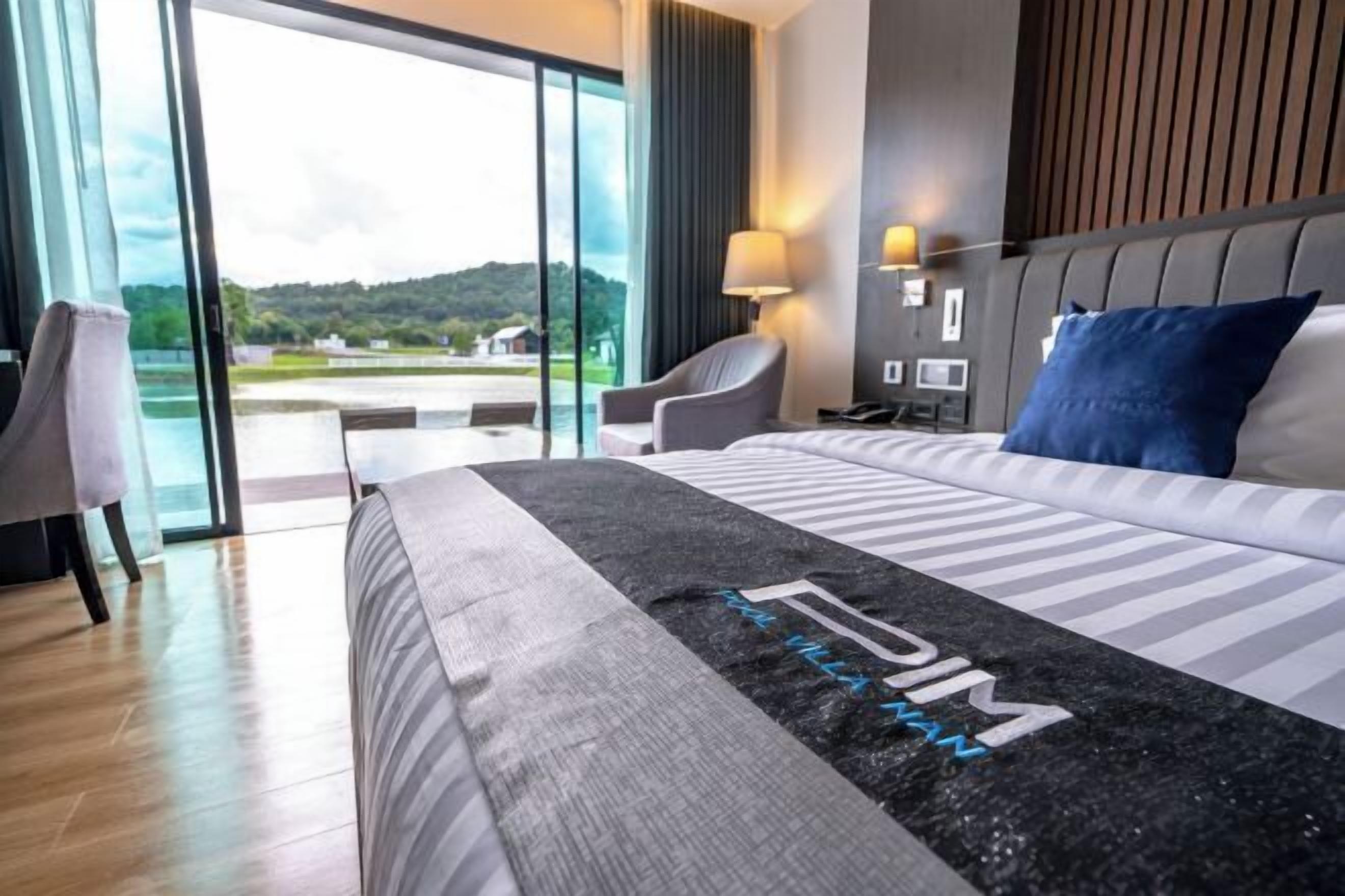 Caja de seguridad en la habitación, escritorio y cortinas blackout 