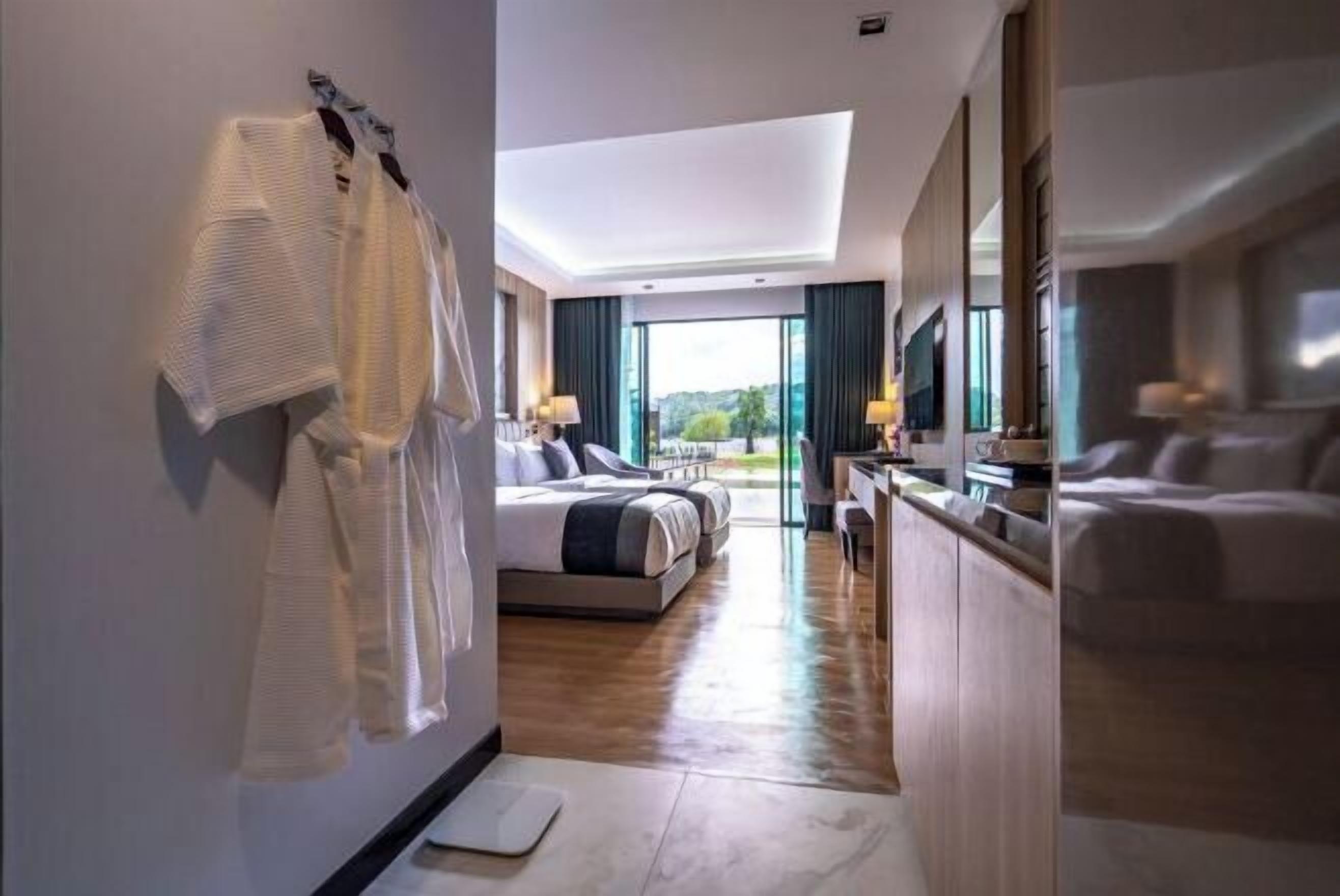 Caja de seguridad en la habitación, escritorio y cortinas blackout 