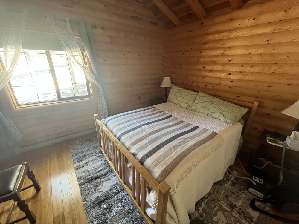 Cozy cabin in the woods. 12 min from the Angel Fire ski resort; 6 to