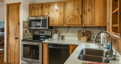 Cozy cabin in the woods. 12 min from the Angel Fire ski resort; 6 to golf course