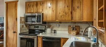 Cozy cabin in the woods. 12 min from the Angel Fire ski resort; 6 to golf course