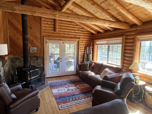Cozy cabin in the woods. 12 min from the Angel Fire ski resort; 6 to golf course