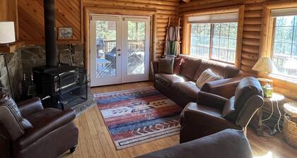 Cozy cabin in the woods. 12 min from the Angel Fire ski resort; 6 to golf course