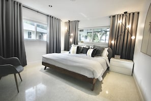 4 bedrooms, iron/ironing board, free WiFi, bed sheets - A Pool,3 Kings MidCentury Modern (Palm Beach Gardens)