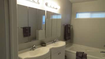 Combined shower/bathtub, jetted bath, hair dryer, towels