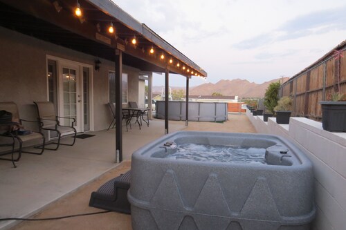 Large Home 3/3 plus Bonus Rm, 14' Pool & Jacuzzi, close to Downtown Joshua Tree