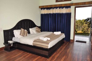 Deluxe Room | Premium bedding, down comforters, pillowtop beds, desk