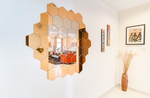 컴포트 아파트, 침실 1개, 시내 전망 | 거실 공간 | 디지털 채널 시청이 가능한 36인치 평면 TV, TV