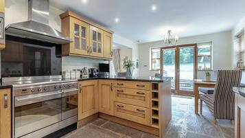 Fridge, oven, stovetop, dishwasher