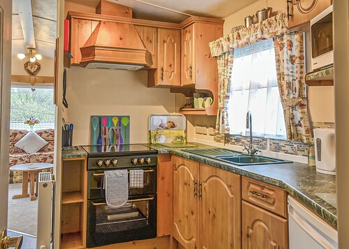 Traditional yet comfortable caravan with one double and one twin.