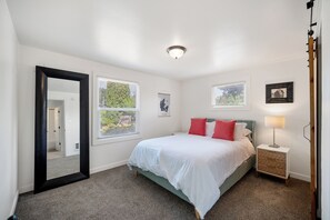 2 bedrooms, iron/ironing board, WiFi