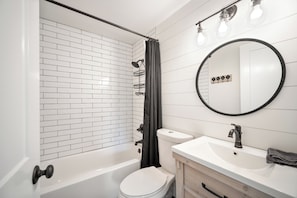 Haartrockner, Handtücher, Seife, Toilettenpapier