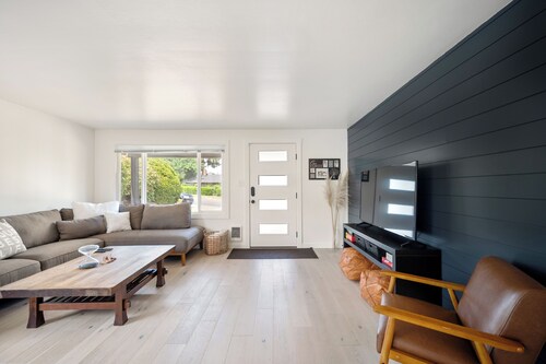 Charming North Tacoma Home – 2 Bedrooms, WiFi & More