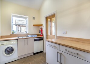 Oven - 3 bedroom accommodation in Knitsley (Knitsley)