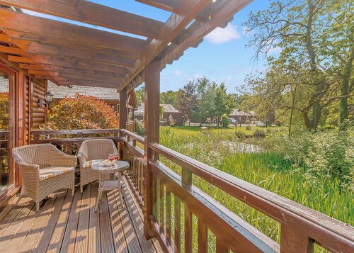 Falkner Watersedge Lodge