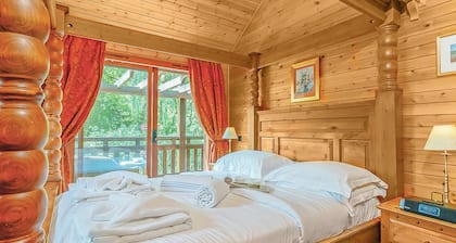 Falkner Watersedge Lodge