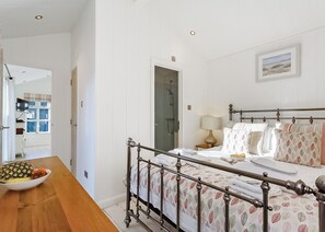 1 bedroom - This chic country style beach hut is ideal for a romantic escape by the sea. (Hele Bay, Ilfracombe)