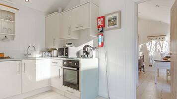 Refrigerador, horno, parrilla de estufa y tostadora