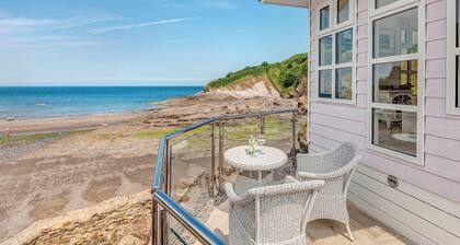 This chic country style beach hut is ideal for a romantic escape by the sea.