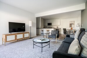 TV, stereo - Deluxe Menlo Park 2BR w/ Gym, Pool & W/D, nr VC firms, by Blueground (Menlo Park)