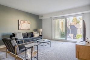 TV, stereo - Deluxe Menlo Park 2BR w/ Gym, Pool & W/D, nr VC firms, by Blueground (Menlo Park)