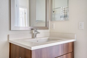 Secador de pelo y toallas