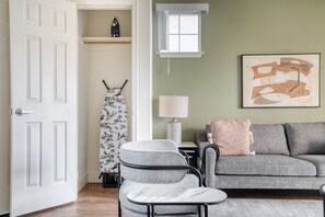 Una televisión, un reproductor estéreo