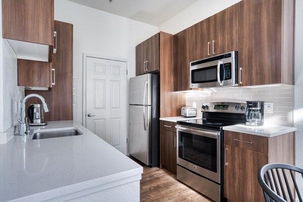 Frigorífico, microondas, horno y lavavajillas