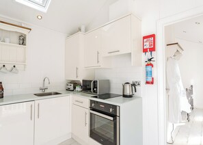 Oven - Boutique style beach hut ideal for romantic getaways for all occasions. (Hele Bay, Ilfracombe)