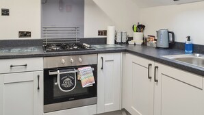A modern kitchen with a gas stove, oven, and a skylight. - 1 bedroom accommodation in Dolgellau (Dolgellau)