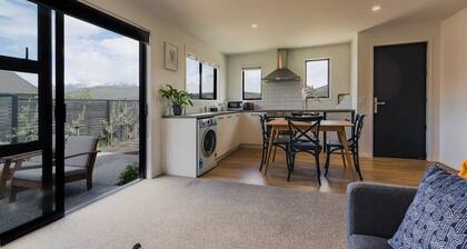 Sunny Queenstown Cottage in Shotover Country