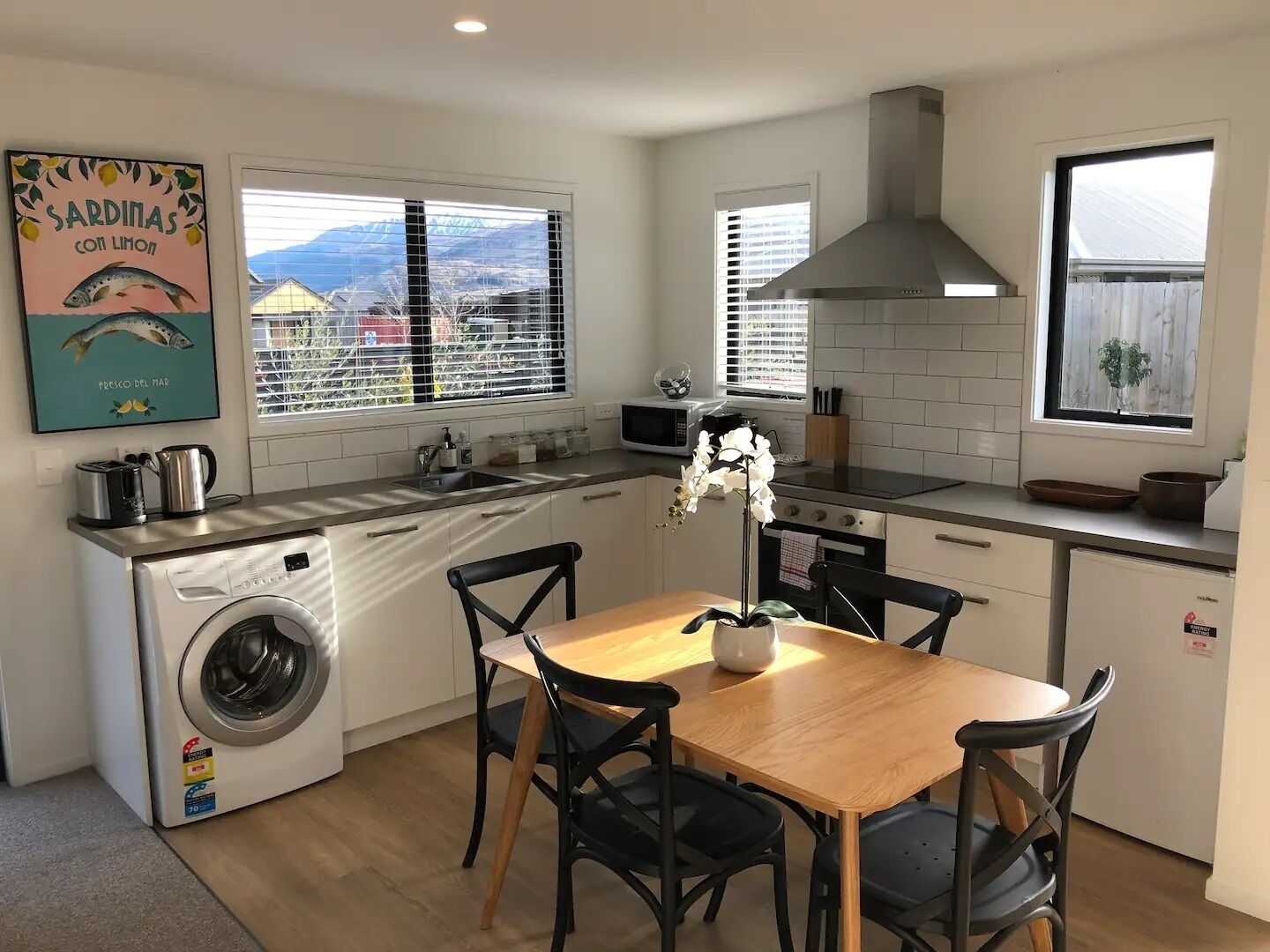 冷蔵庫、電子レンジ、オーブン、コーヒー / ティーメーカー