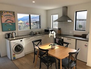 Geladeira, micro-ondas, fogão, cafeteira/chaleira