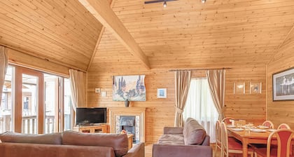 3 bedroom accommodation in Tilford, Farnham