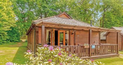 3 bedroom accommodation in Tilford, Farnham