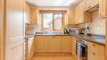 Fridge, oven, stovetop, dishwasher