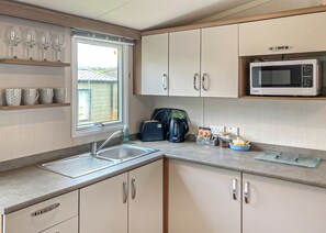 Kjøleskap, ovn, kokeplater og brødrister