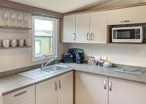 Fridge, oven, stovetop, toaster - Contemporary, stylish caravan with one double and one twin. (Dolgellau)
