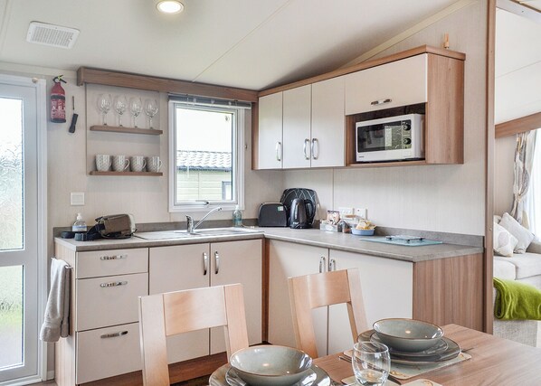 Oven - Contemporary, stylish caravan with one double and one twin. (Dolgellau)