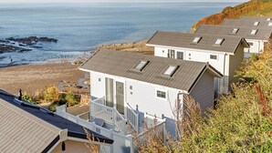 Zona residencial a la costa, amb cases de teulada inclinada i nombroses finestres.