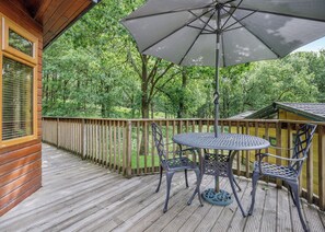 Outdoor dining - Modern and luxurious lodge. (Glossop)