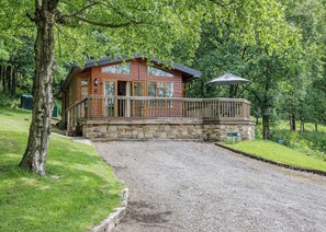 Exterior - Modern and luxurious lodge. (Glossop)