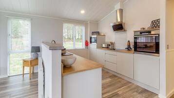 Réfrigérateur, four, plaque de cuisson, grille-pain