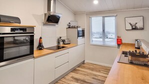 Una cocina moderna con horno integrado, microondas y tostadora.